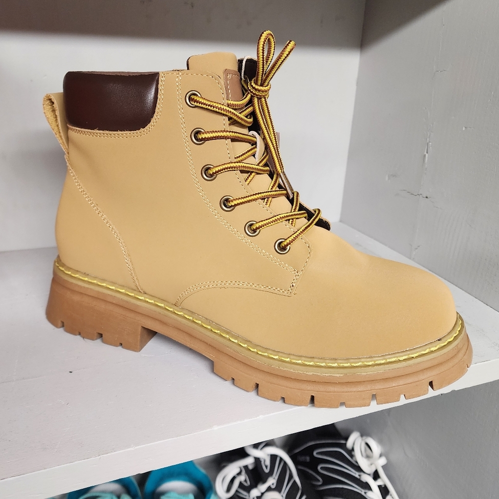 Women's boots 10